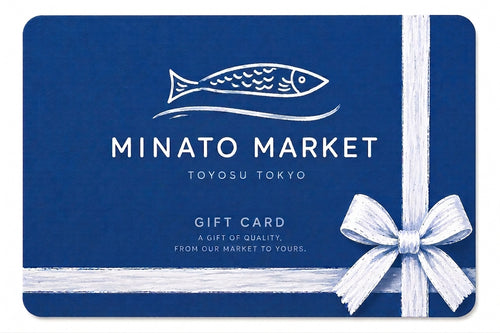 白い魚のロゴと文字を配したMinato Market、Toyosu Tokyoの青いギフトカード。右側に白いリボンと結び目のイラスト。